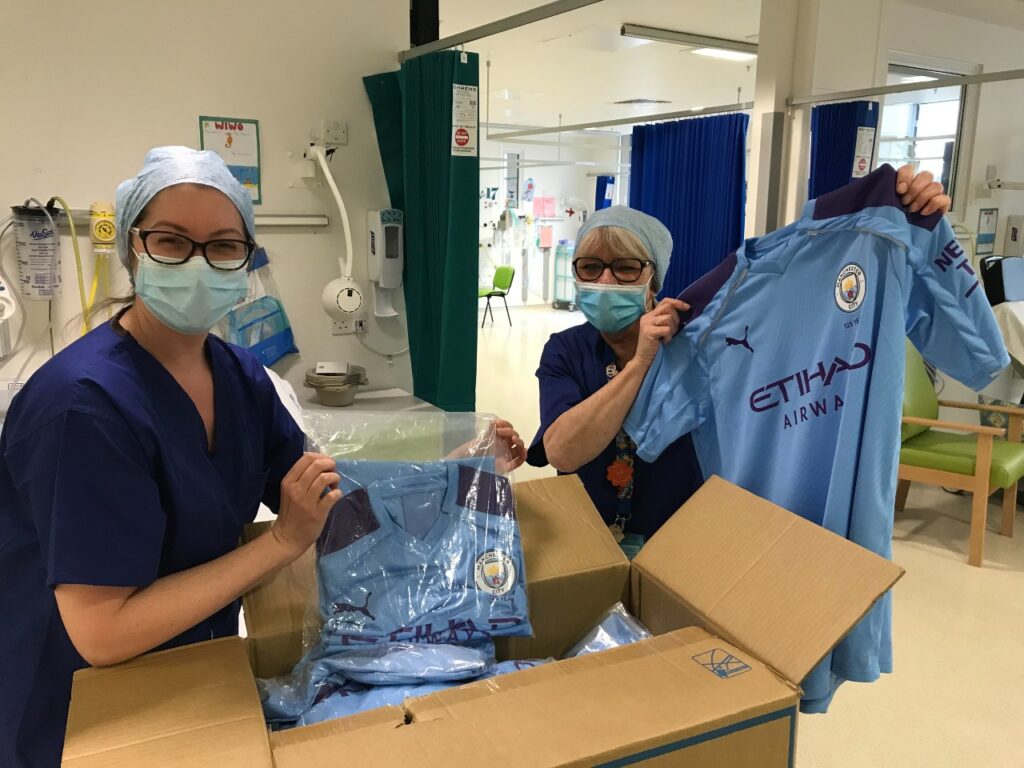 Manchester City en las batas de hospital para niños