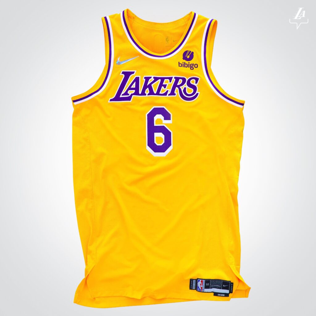 Los Lakers tienen una nueva marca en su camiseta, se de marca surcoreana Bibigo por 100 millones de - El Marketing Deportivo