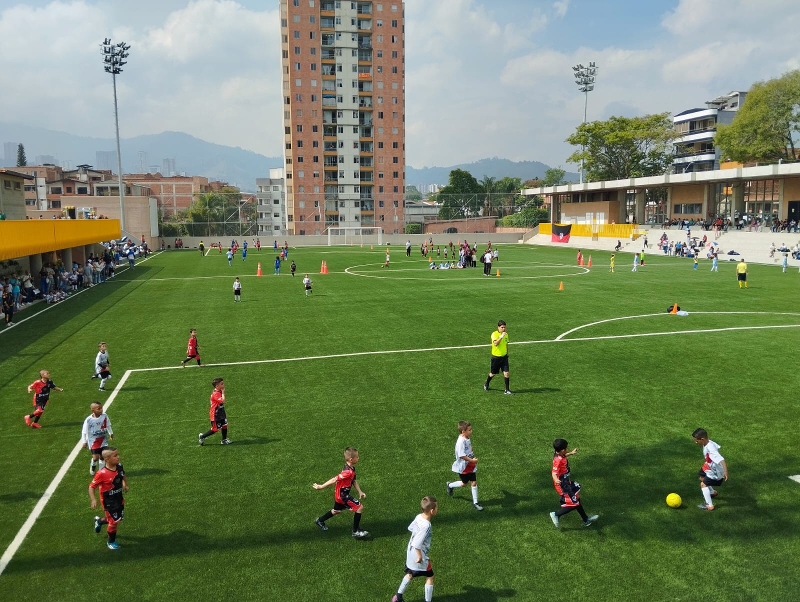 Alcaldía de Itagüí hace entrega en la Comuna 1 del complejo deportivo ...