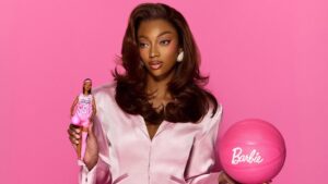 Barbie rinde homenaje a Angel Reese
