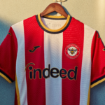 Brentford lanza camiseta para 2 temporadas